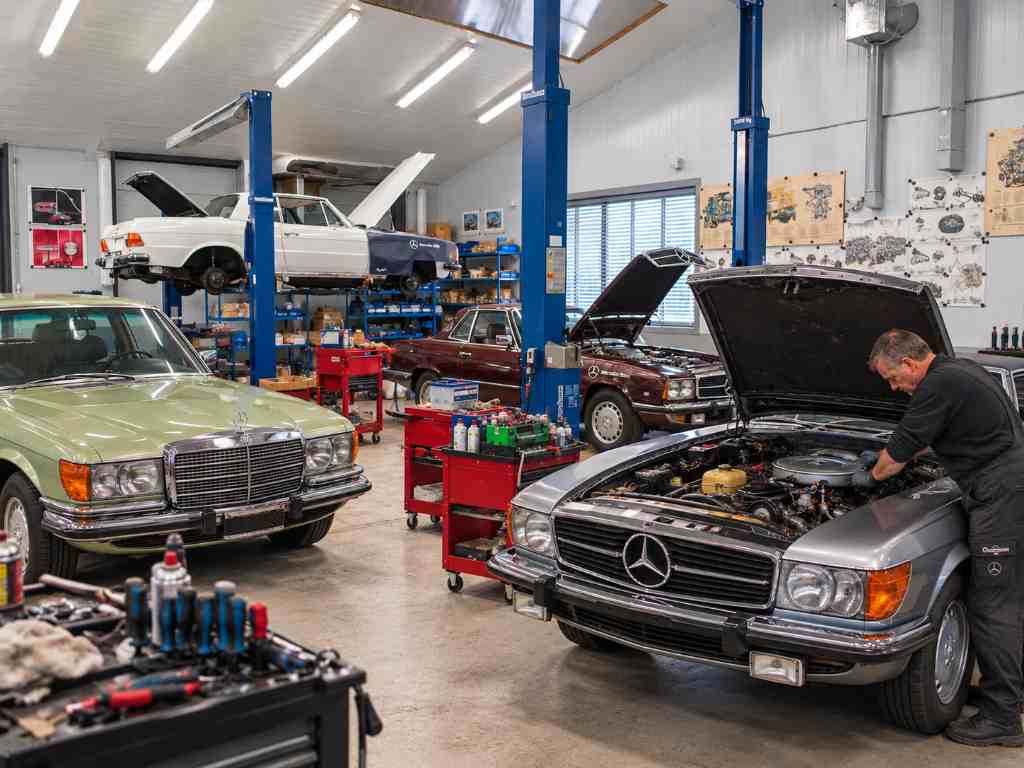 Klassieke Mercedes-restauratie in de werkplaats